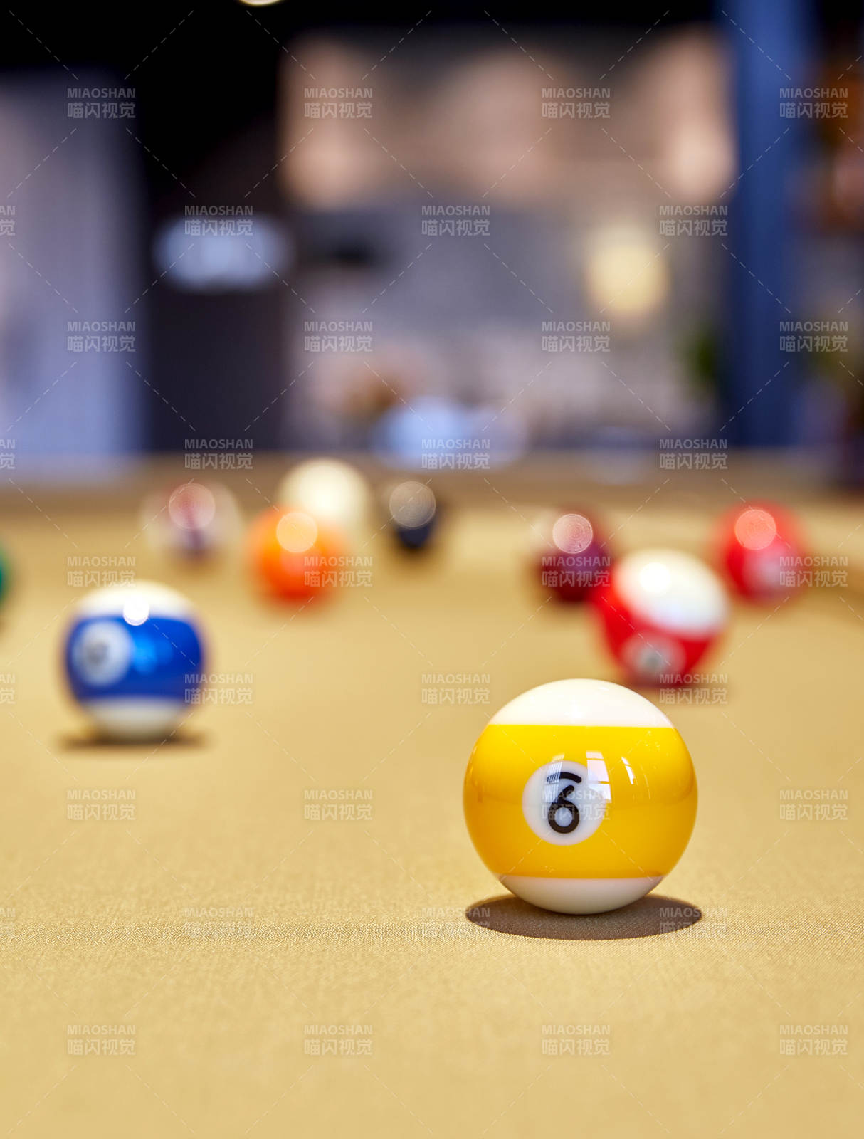 台球桌上的彩色球图片