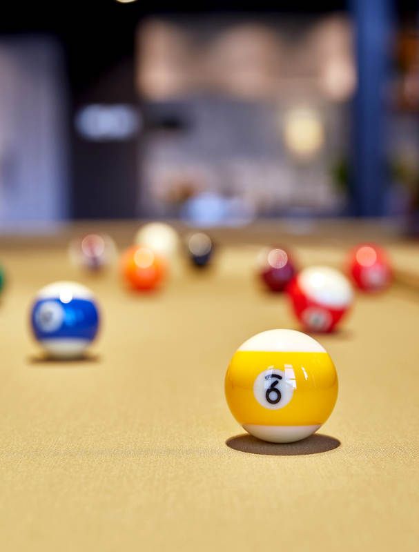 台球桌上的彩色球图片