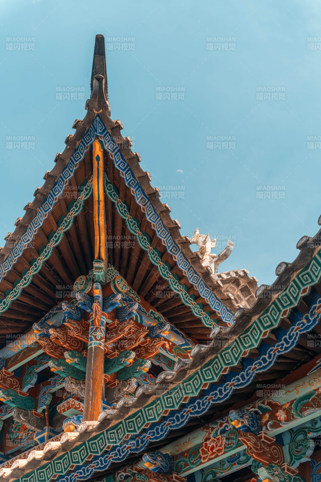 云南大理巍山古城等觉寺内的中式传统建筑图片