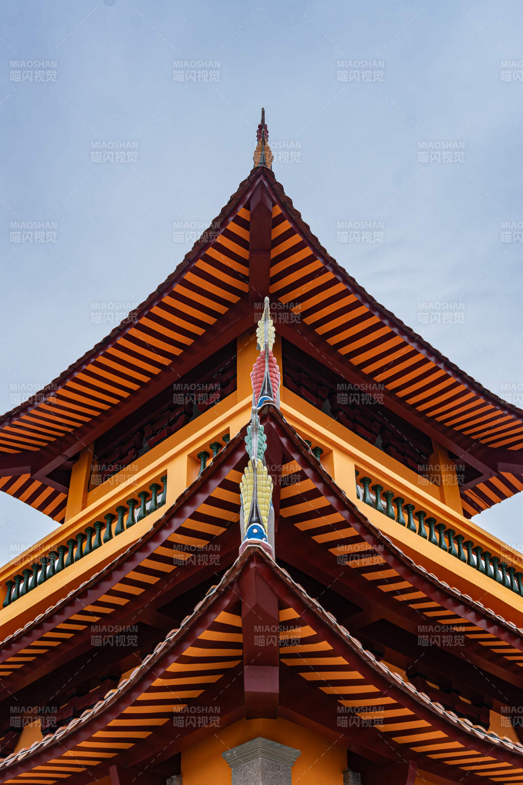 古塔飞檐 蓝天映衬图片