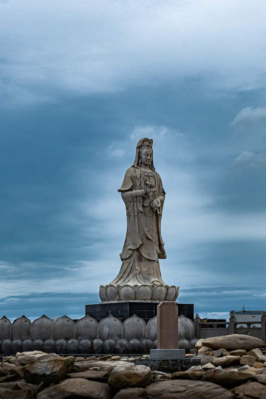 观音雕像屹立云端图片