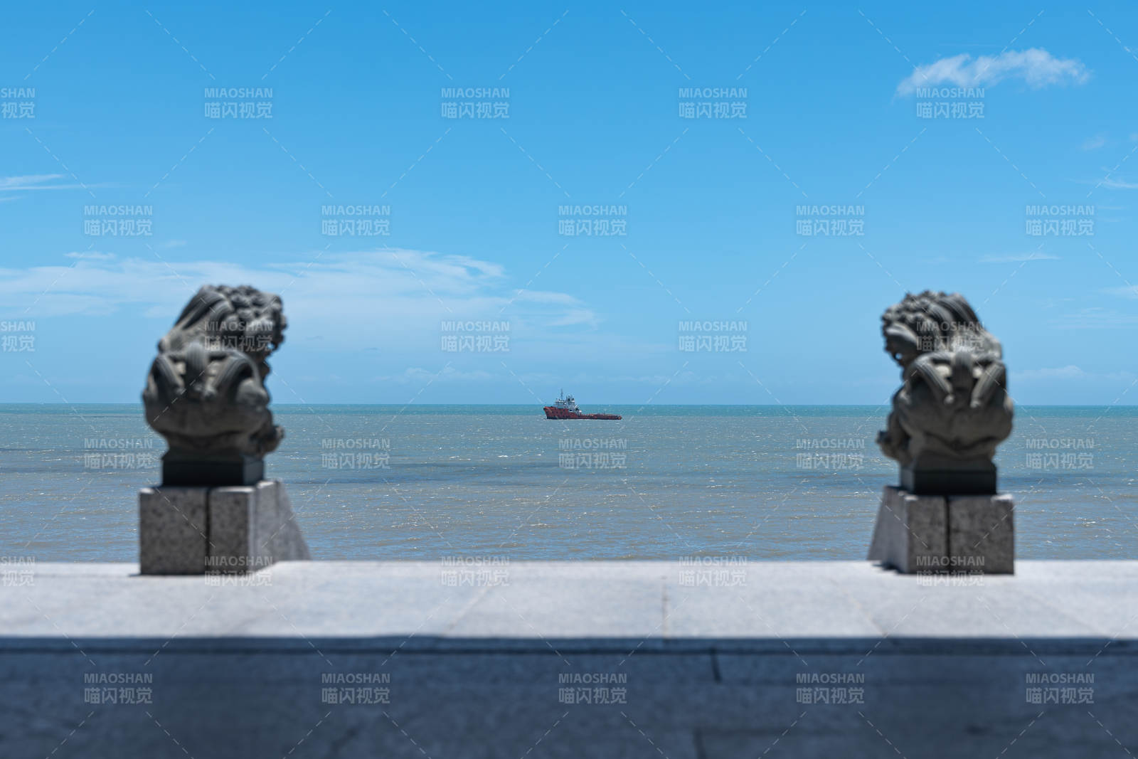 海边石狮与远航船只图片