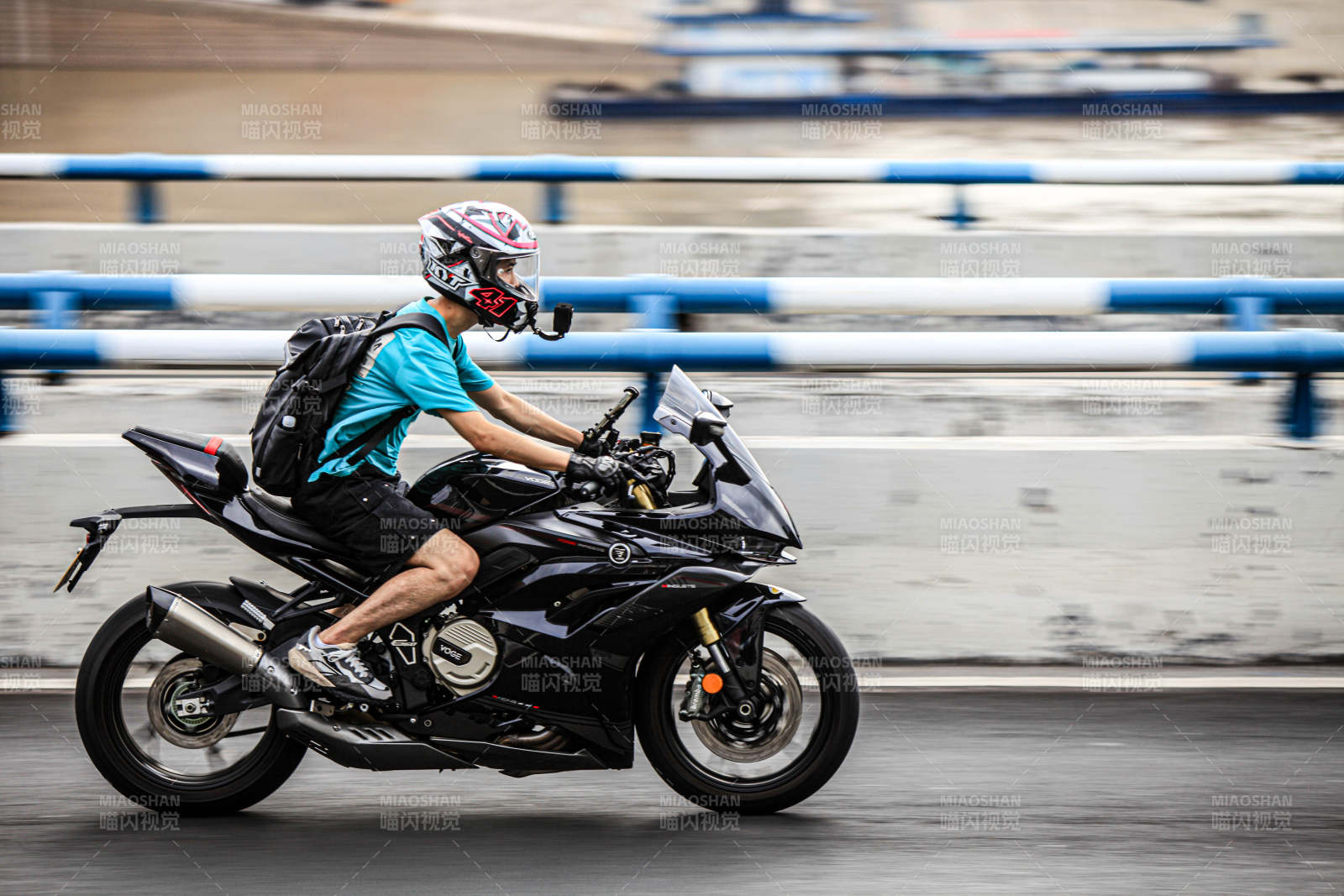 疾驰的摩托车骑士图片