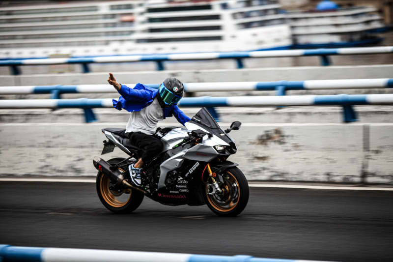 赛道上的极速骑士图片