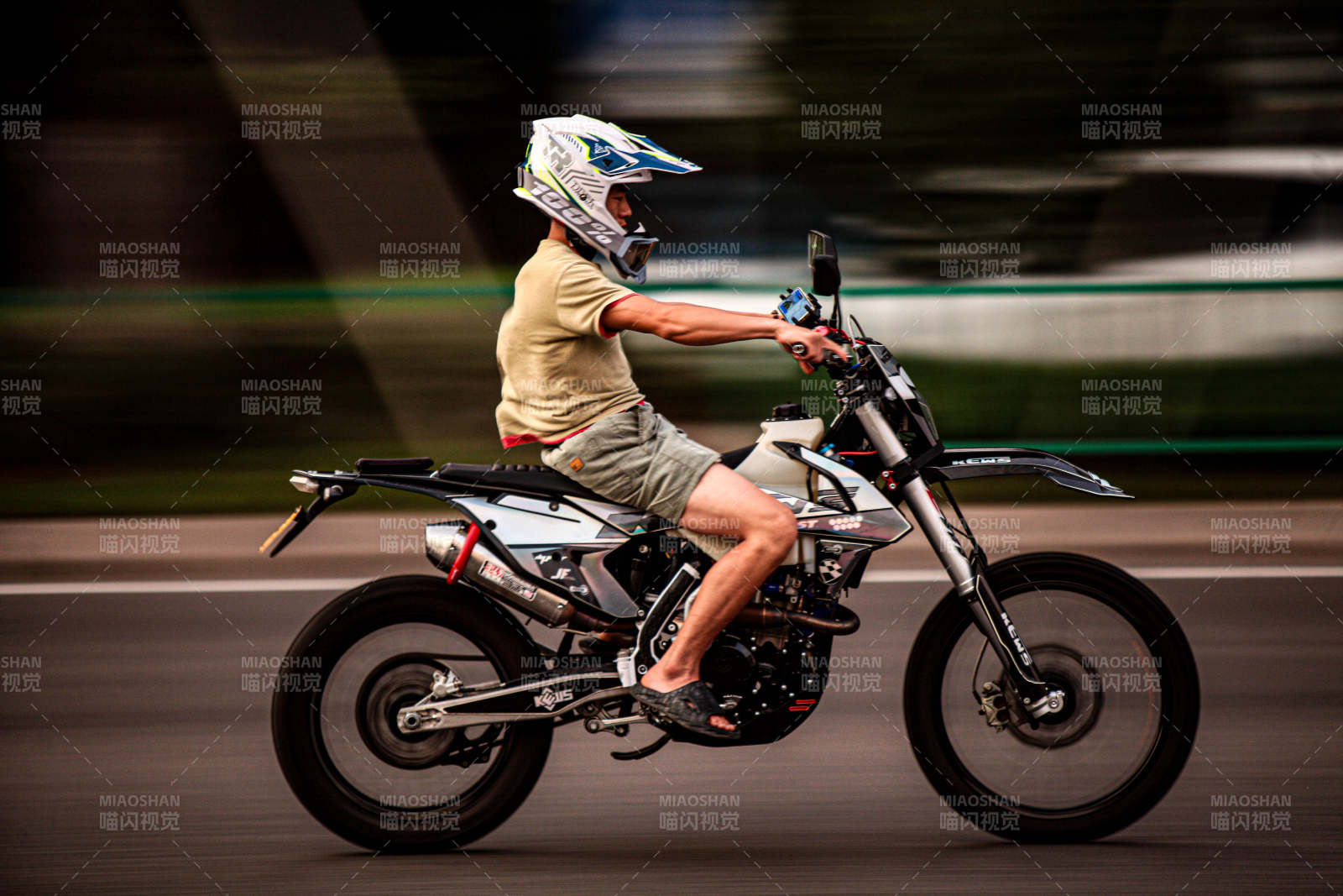 疾驰的越野摩托车手图片