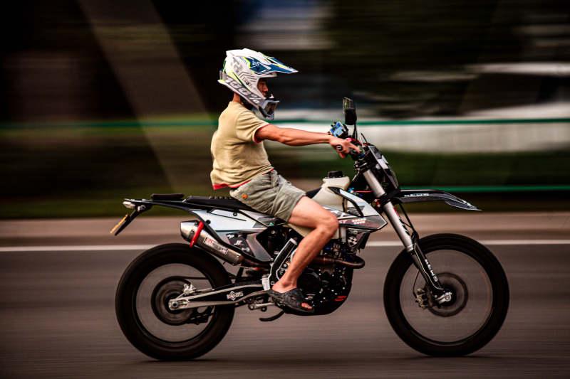 疾驰的越野摩托车手图片