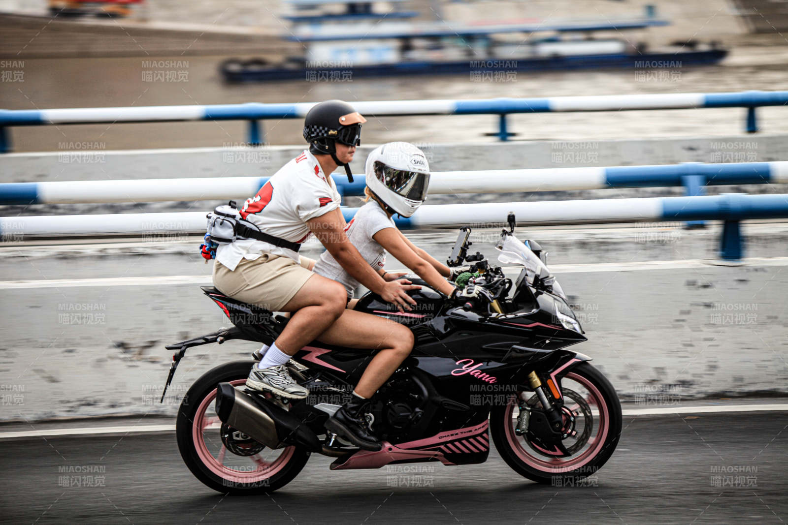 双人女骑赛道疾驰图片