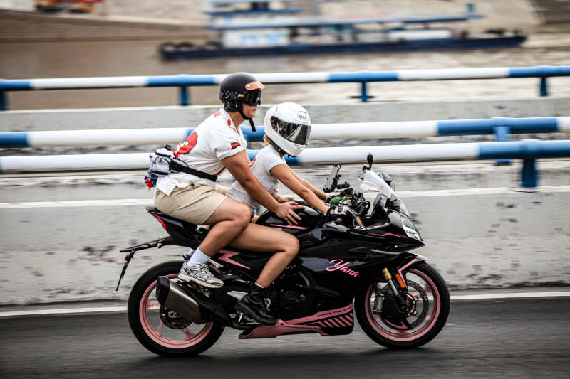 双人女骑赛道疾驰图片