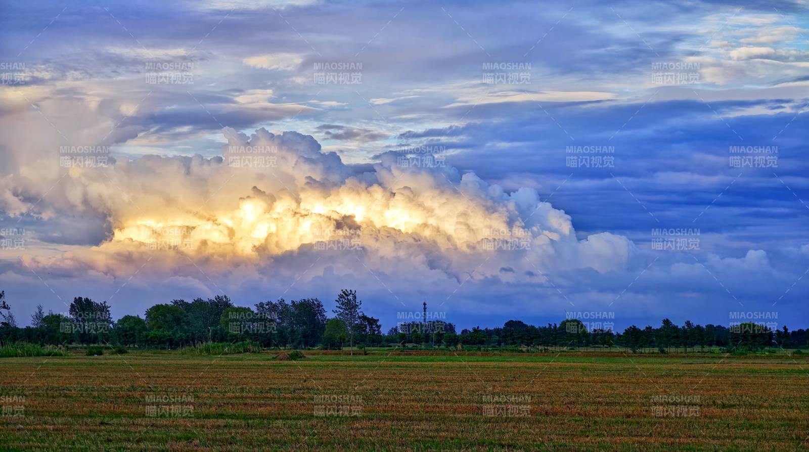 田野上的云霞晚景图片