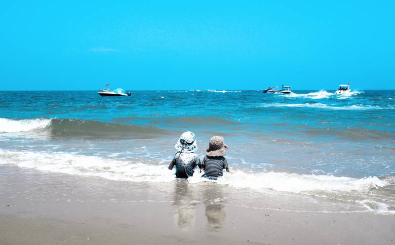 海边嬉戏 童趣无限图片