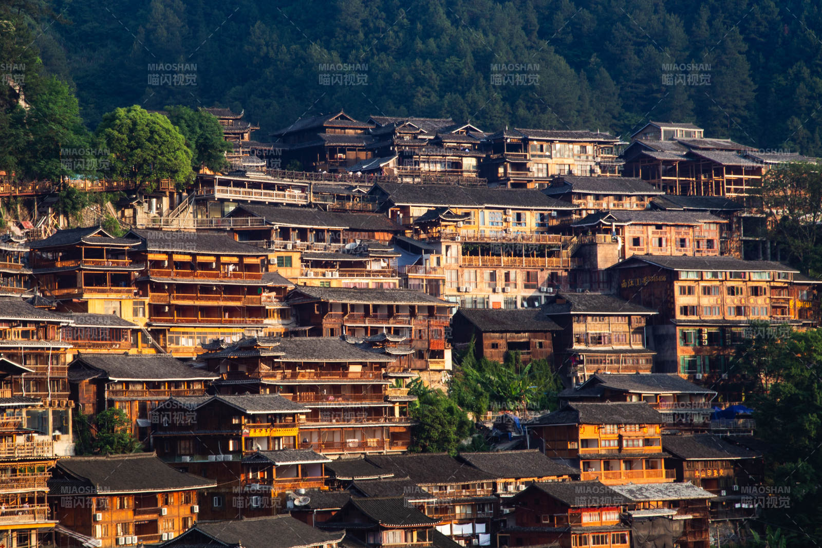 苗寨古村 依山而建图片