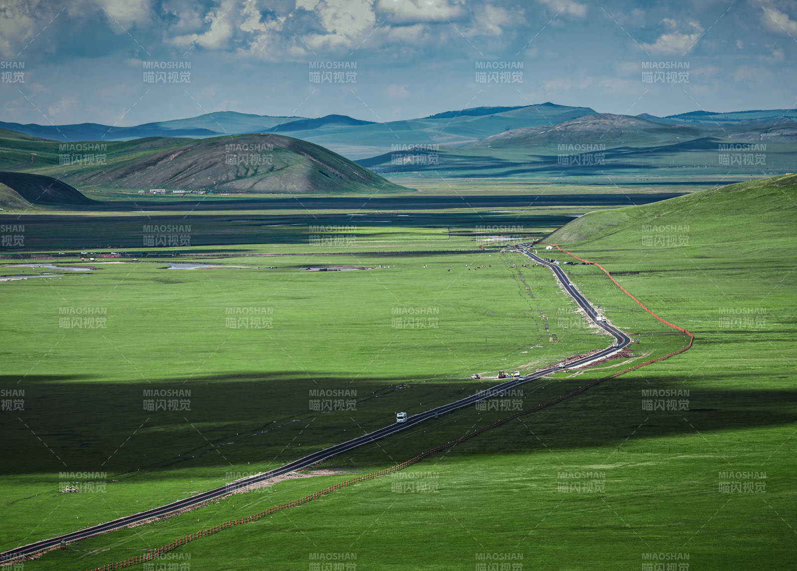 草原公路 绿野无垠  莫尔格勒河图片