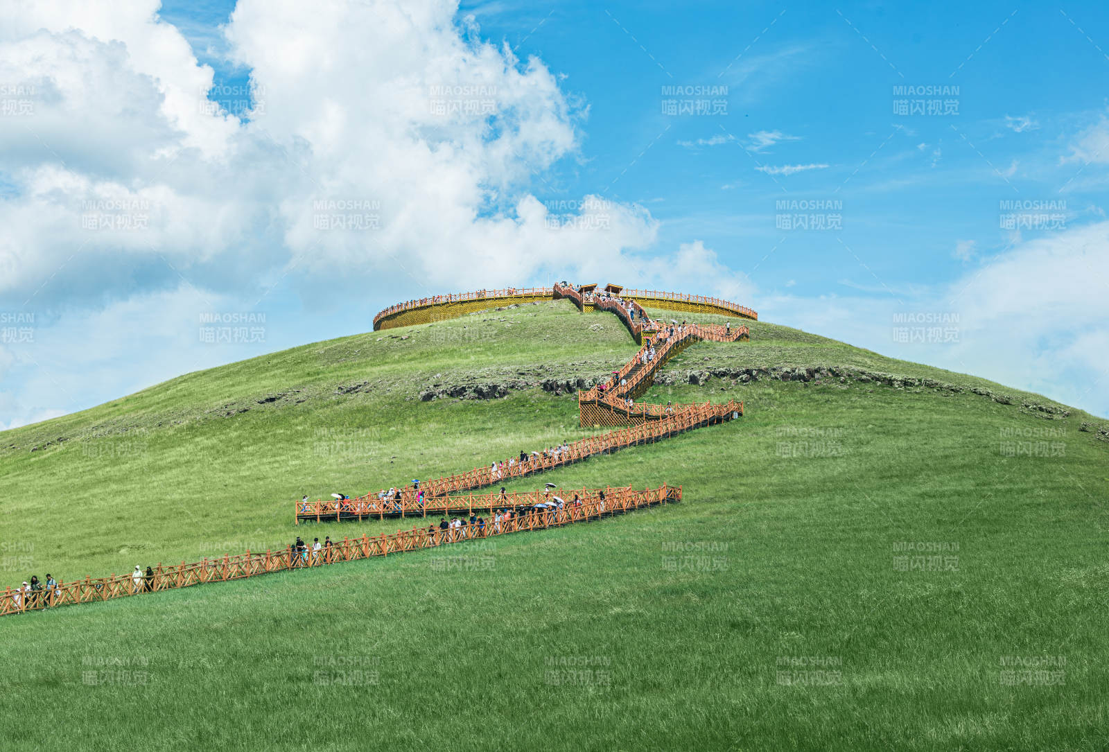 草原上的橙色观景台  莫尔格勒河图片