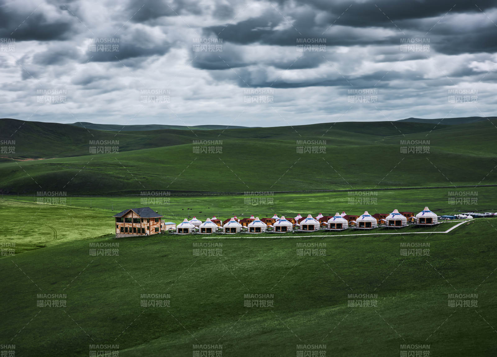 草原上的蒙古包群落  彩带河景区图片