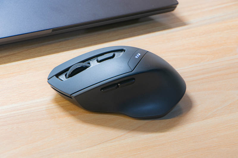 黑色无线鼠标桌面特写图片