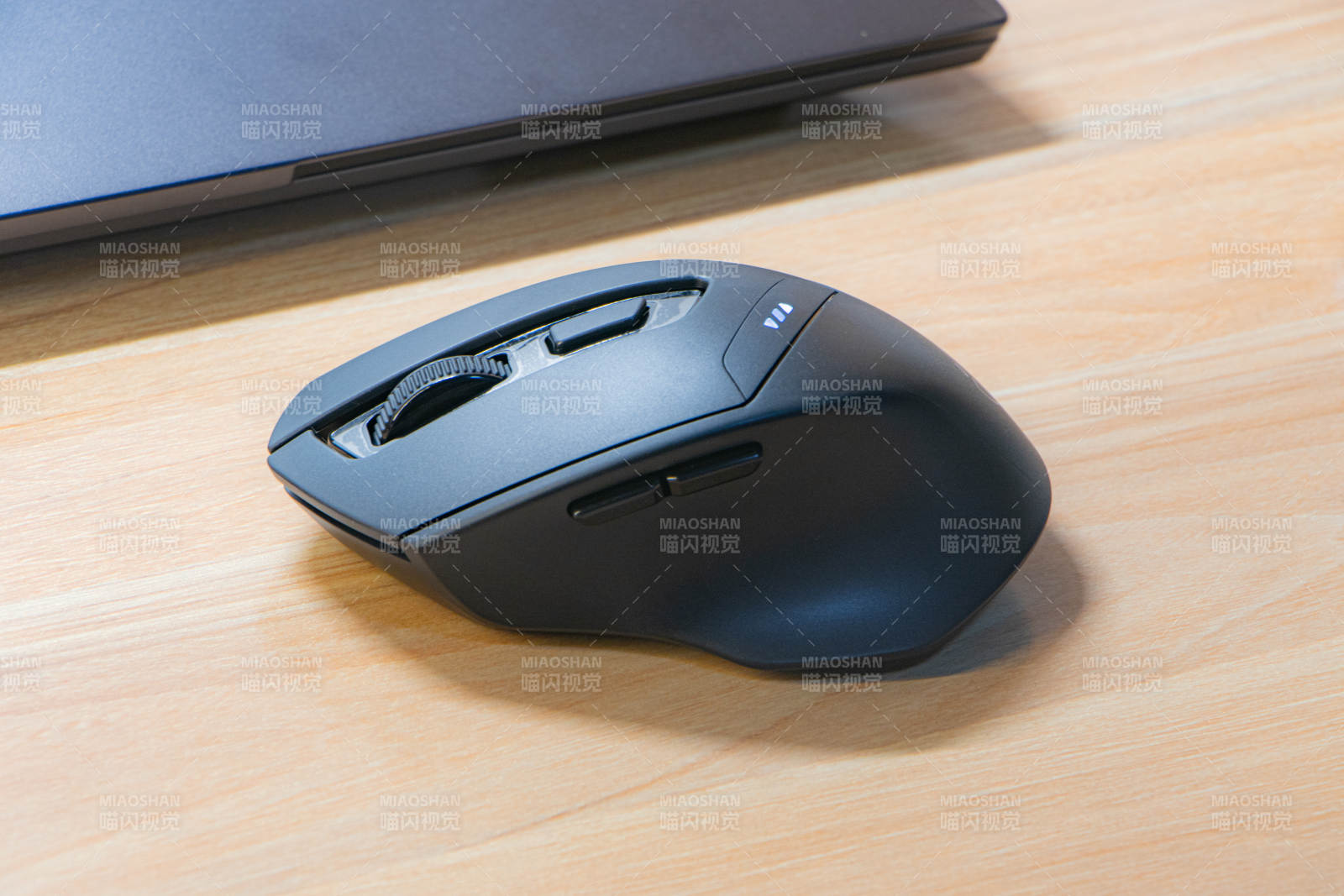 黑色无线鼠标桌面特写图片