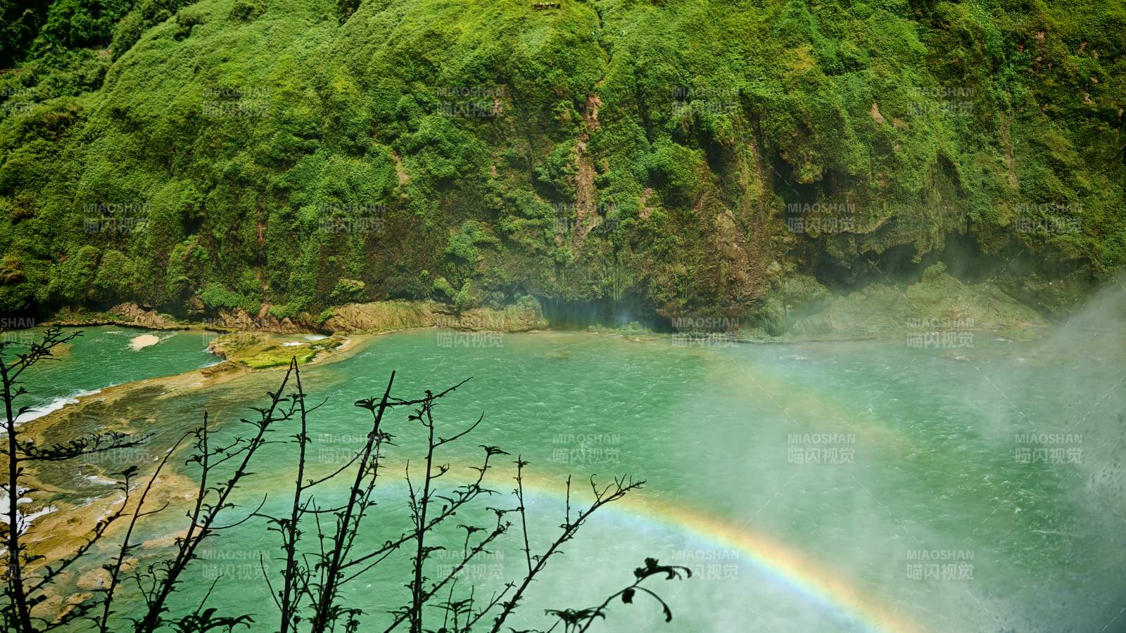 贵阳彩虹瀑布 绿意盎然图片