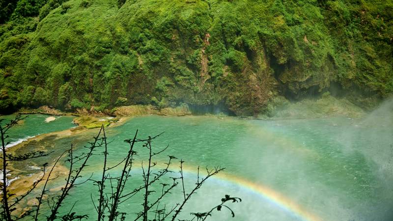 贵阳彩虹瀑布 绿意盎然图片