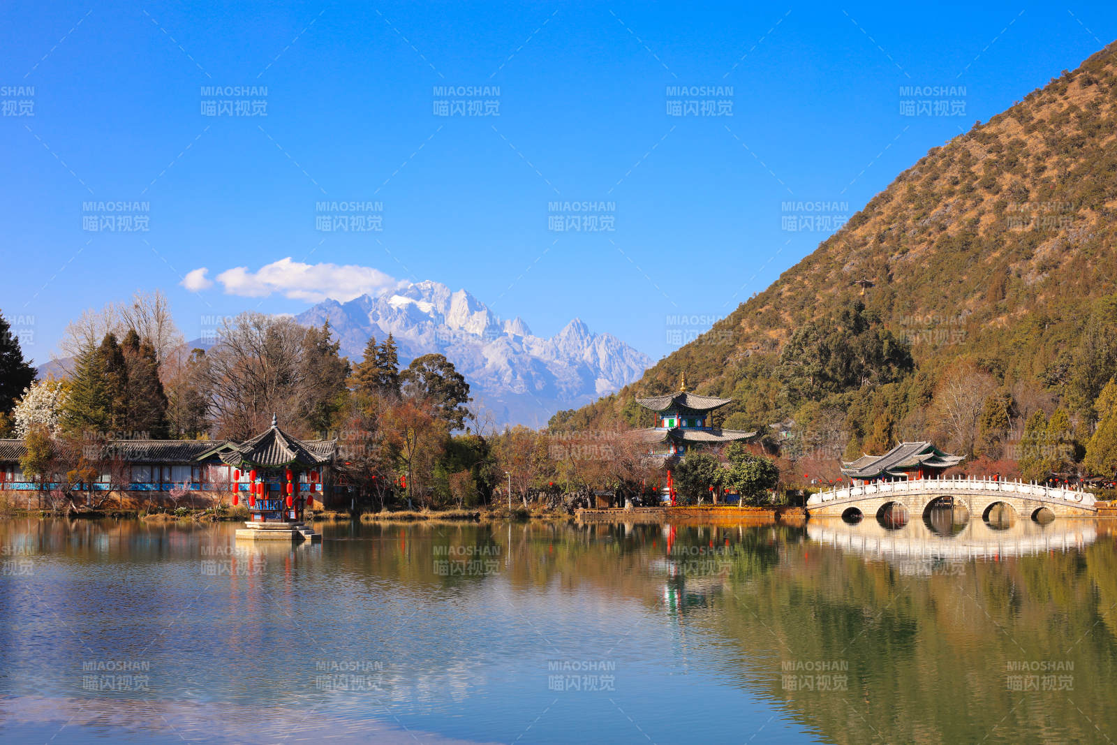 湖光山色映古亭·丽江黑龙潭图片