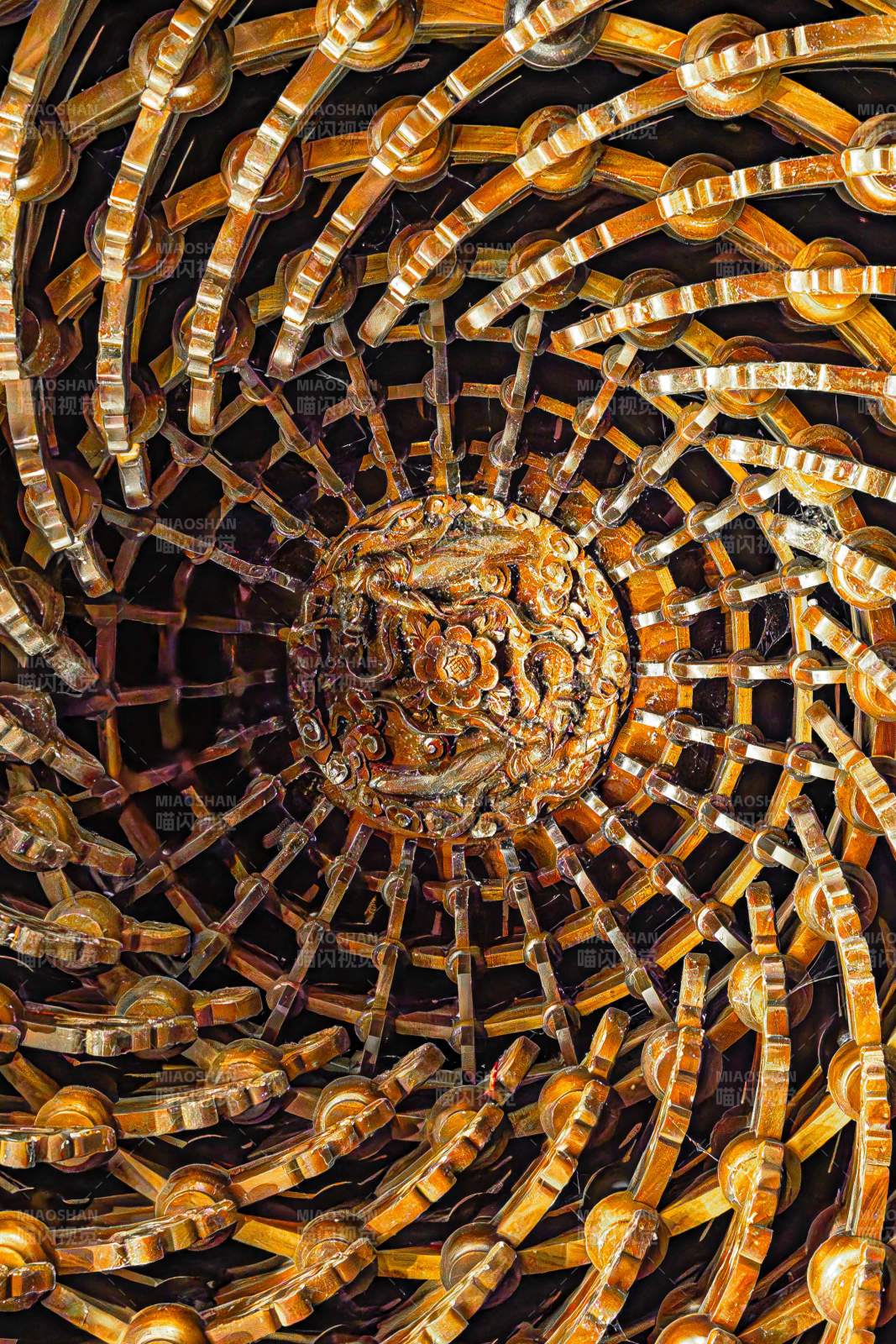 金色螺旋结构藻井特写图片