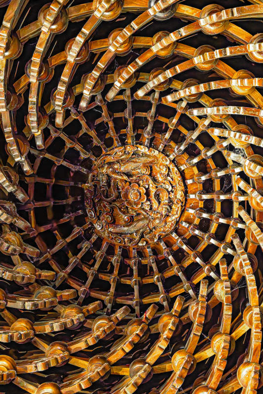 金色螺旋结构藻井特写图片