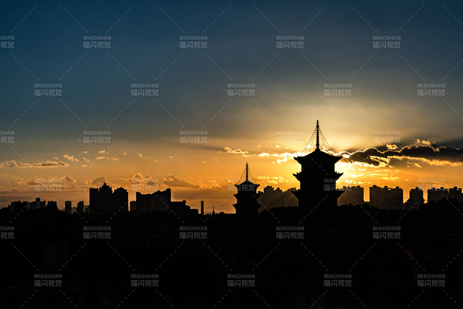 夕阳下的古塔剪影图片