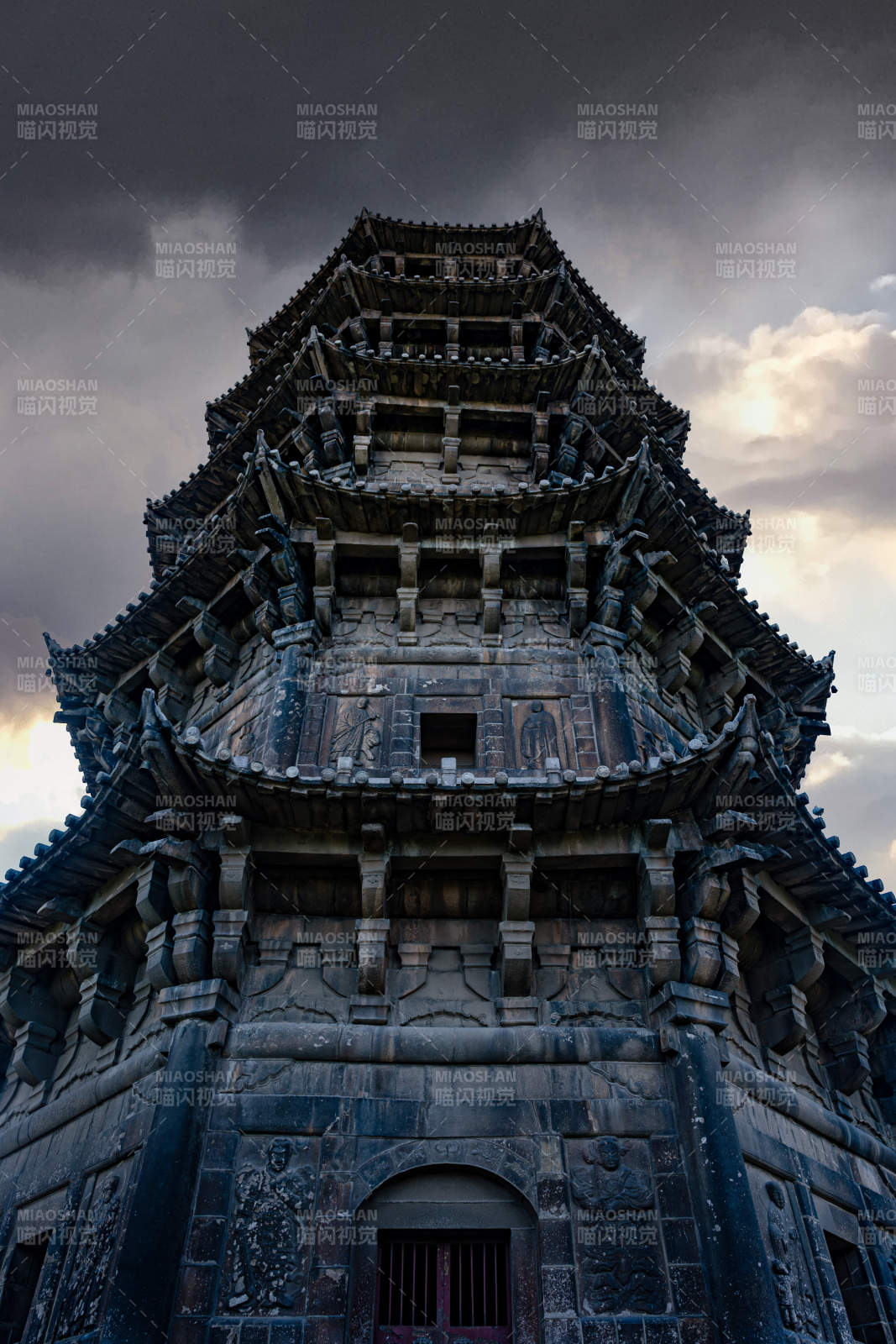 古塔巍峨云影重重图片