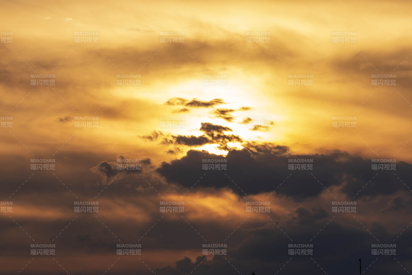 夕阳穿透云层的光辉图片