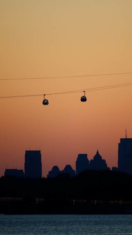 夕阳下的城市缆车剪影图片