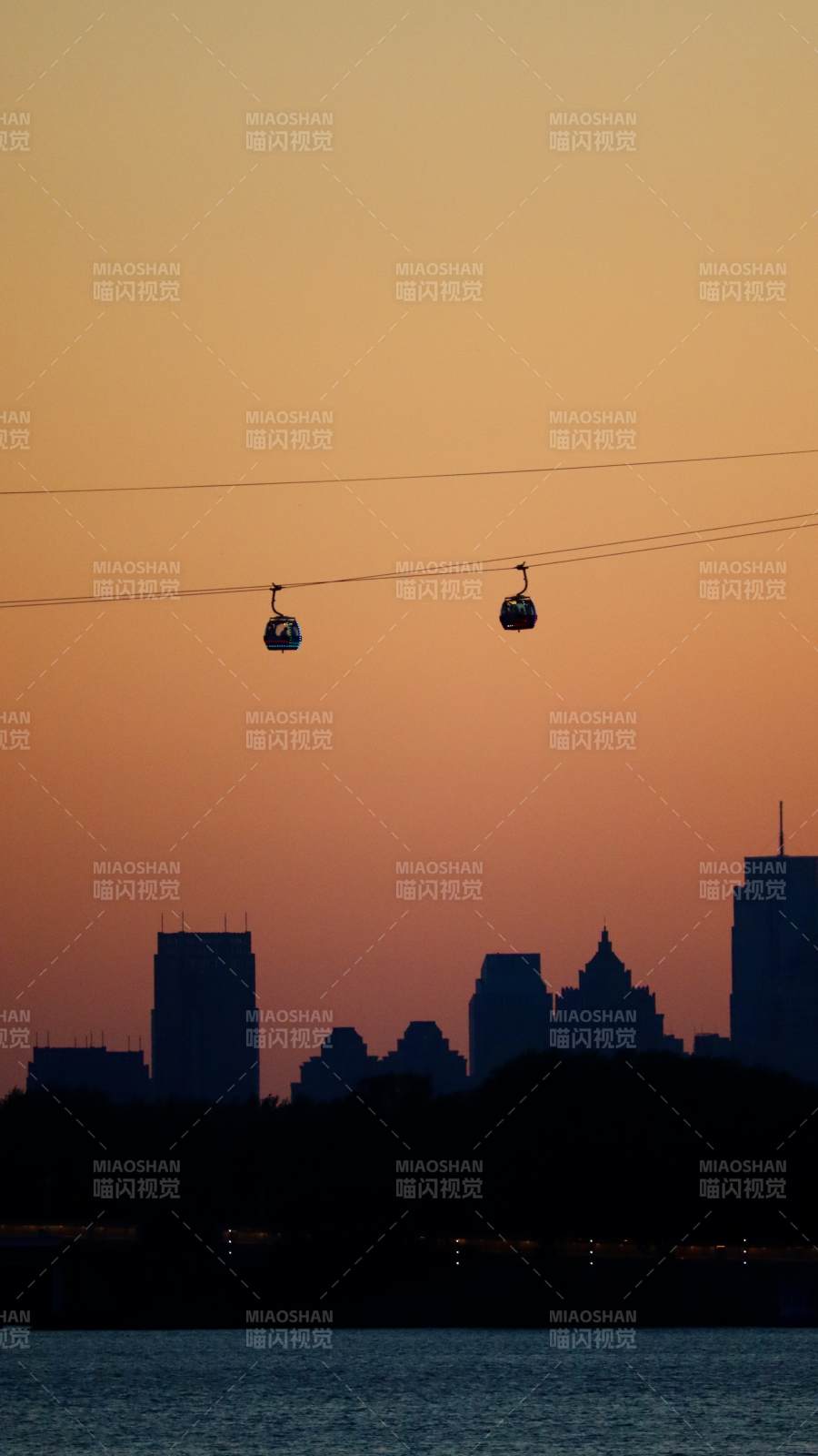 夕阳下的城市缆车剪影图片