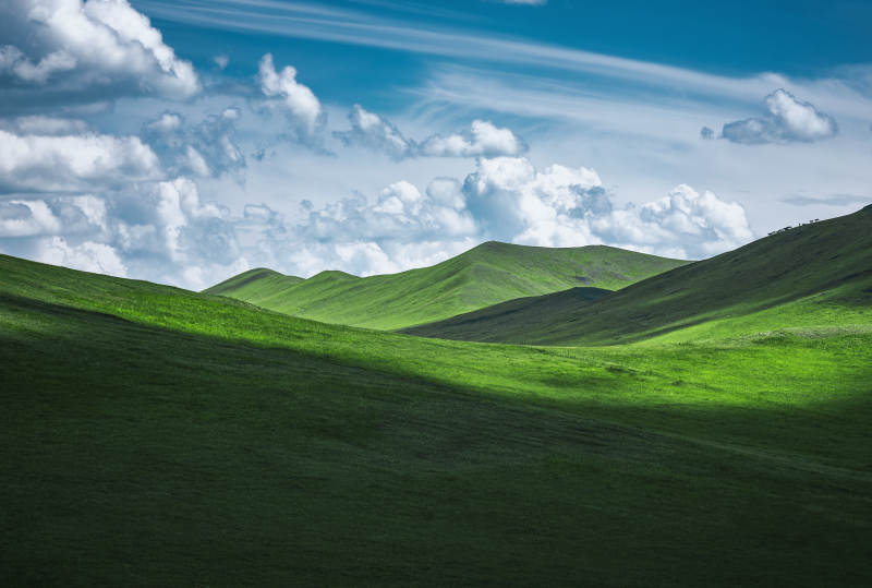 绿野起伏 云影悠然  莫尔格勒河图片