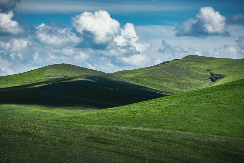 绿野起伏 云影婆娑  莫尔格勒河图片