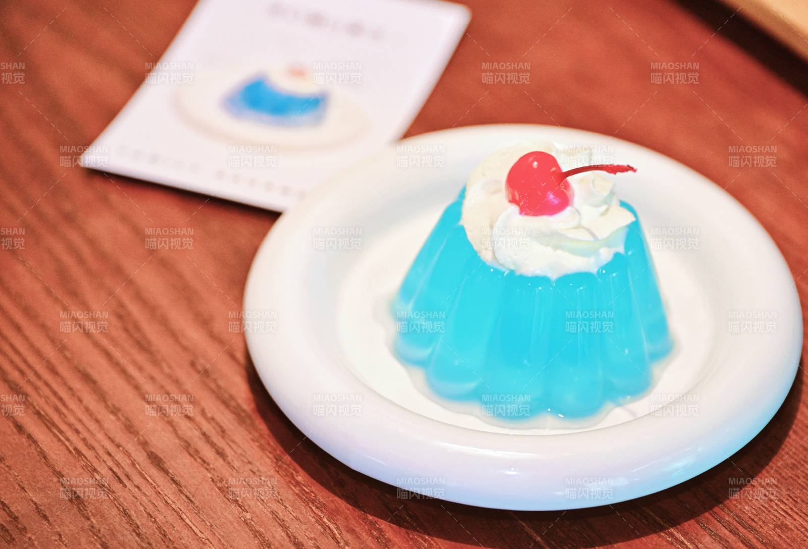 蓝色果冻甜点配樱桃图片