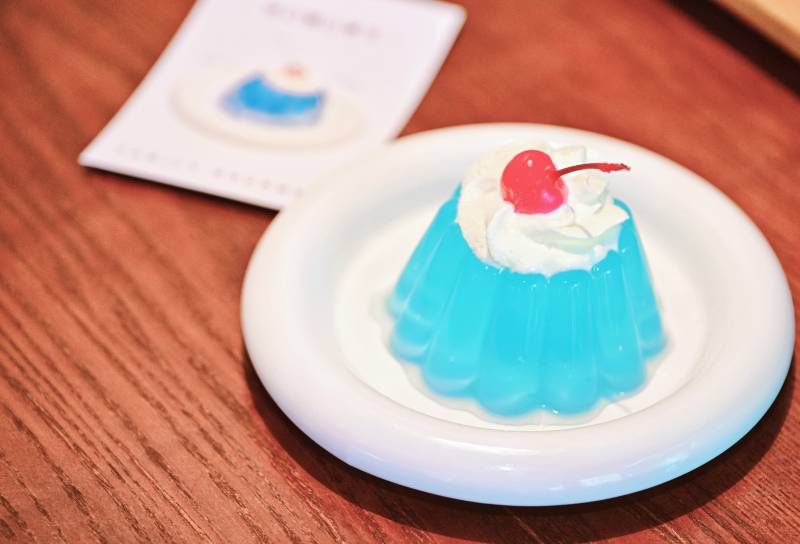 蓝色果冻甜点配樱桃图片