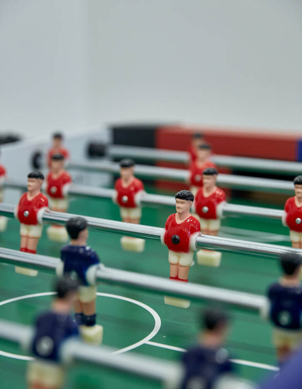 桌上足球比赛瞬间图片