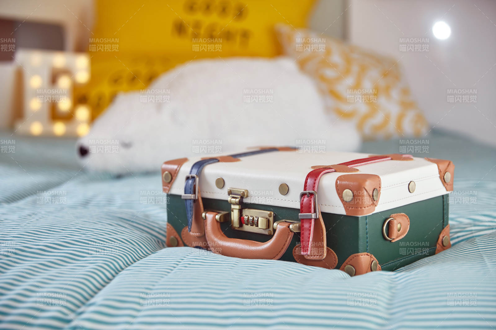 床上的复古行李箱图片