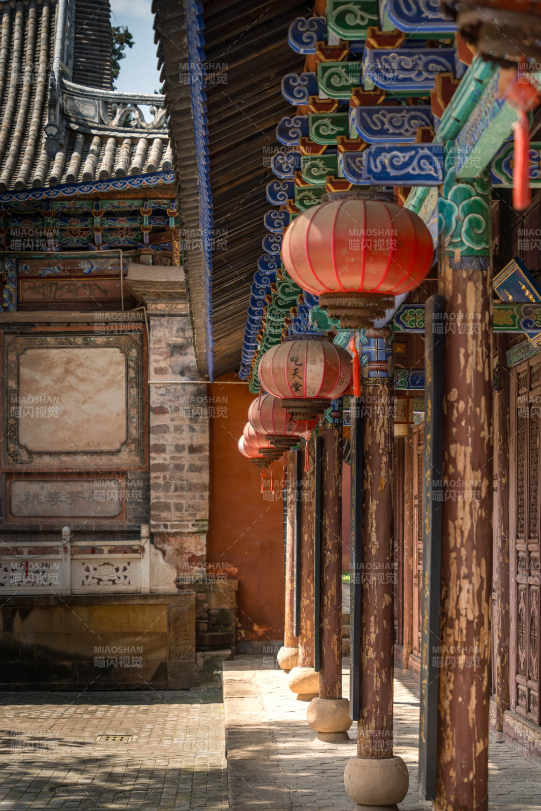 古巷红灯映彩绘屋檐图片