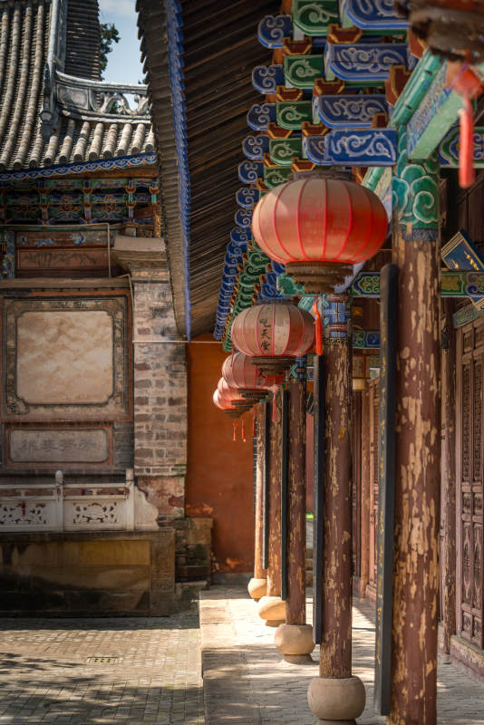 古巷红灯映彩绘屋檐图片