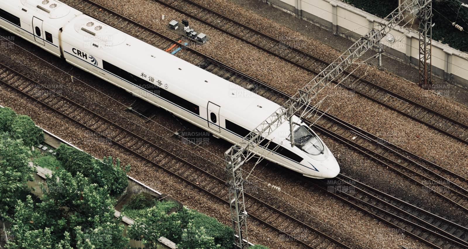 高速列车行驶中图片