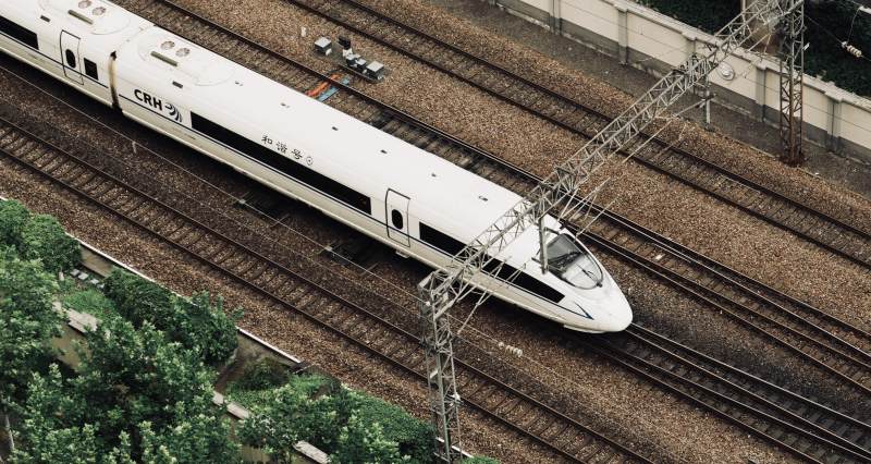 高速列车行驶中图片