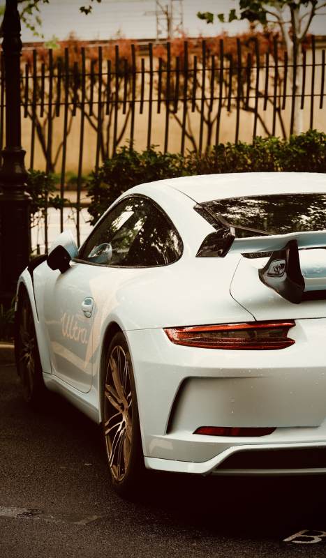 白色跑车的优雅姿态图片