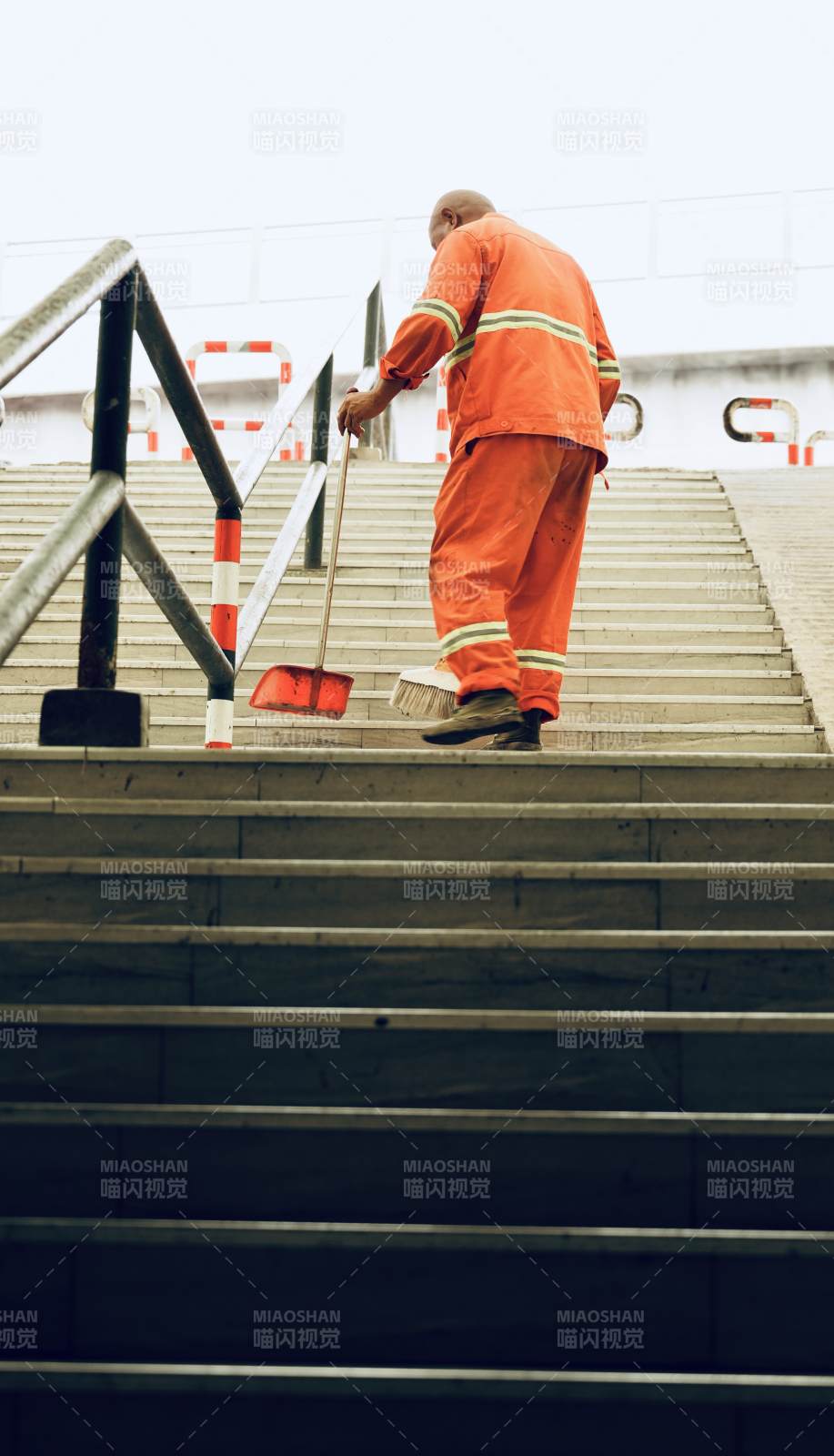 清洁工清扫楼梯台阶图片