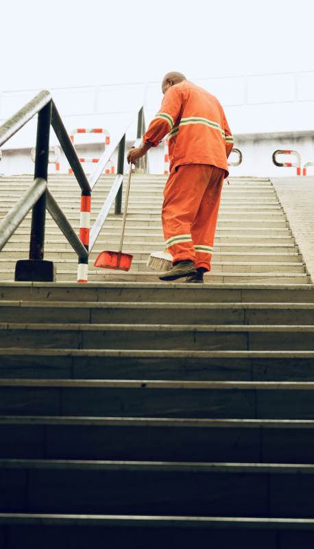 清洁工清扫楼梯台阶图片