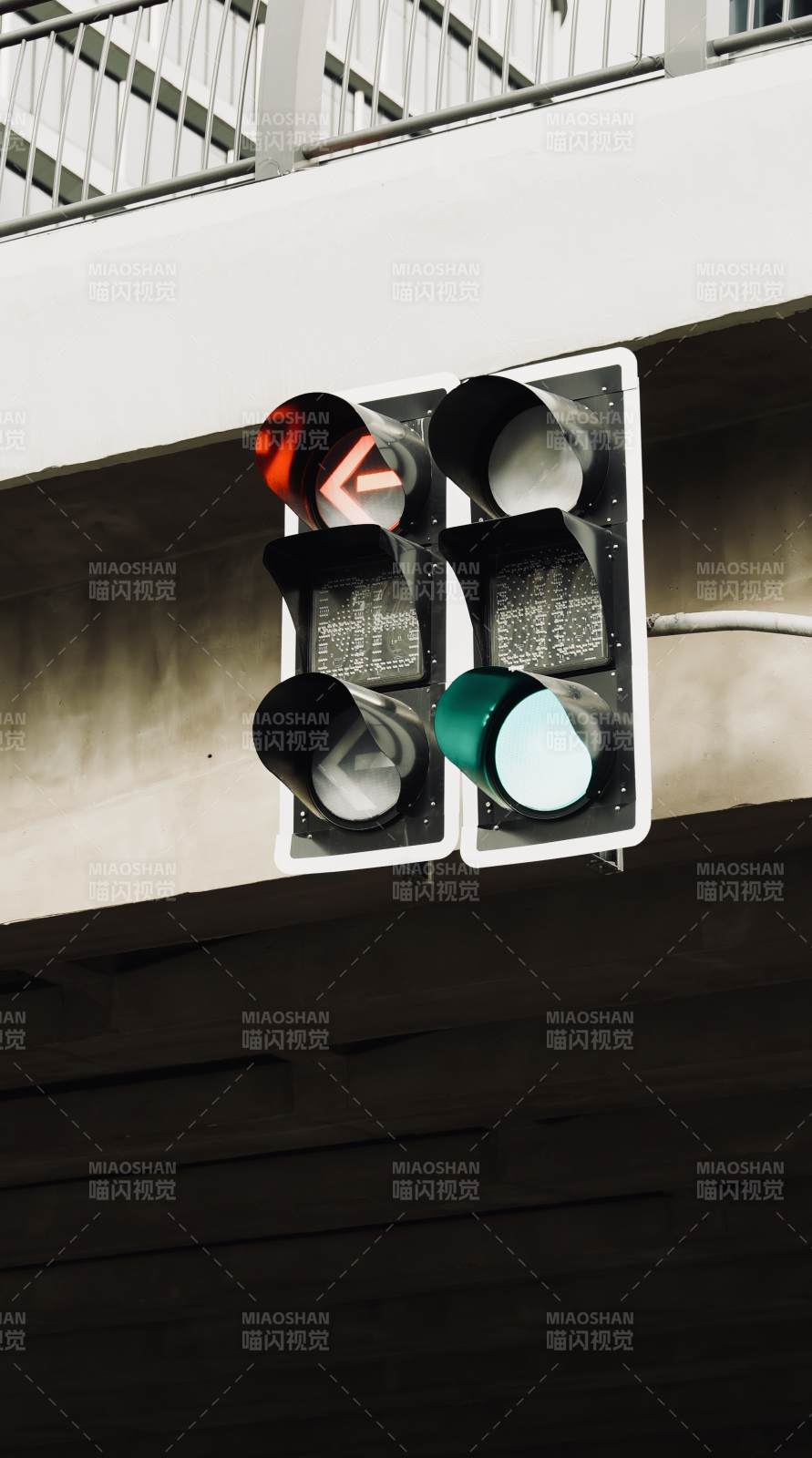红绿灯下的城市瞬间图片