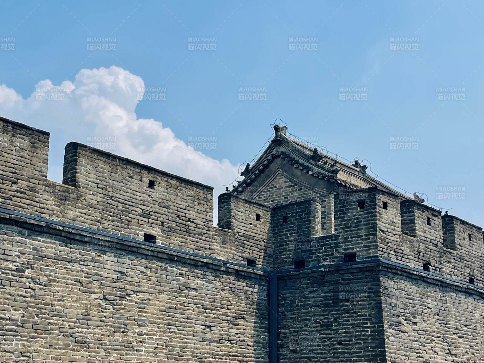 蓝天白云下的宛平城墙图片