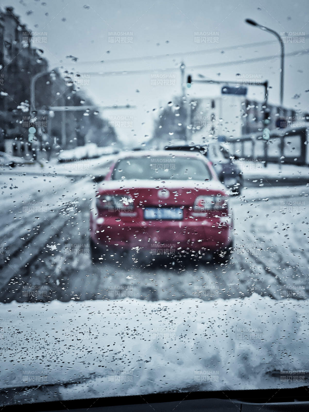 雪中行车 视线模糊图片
