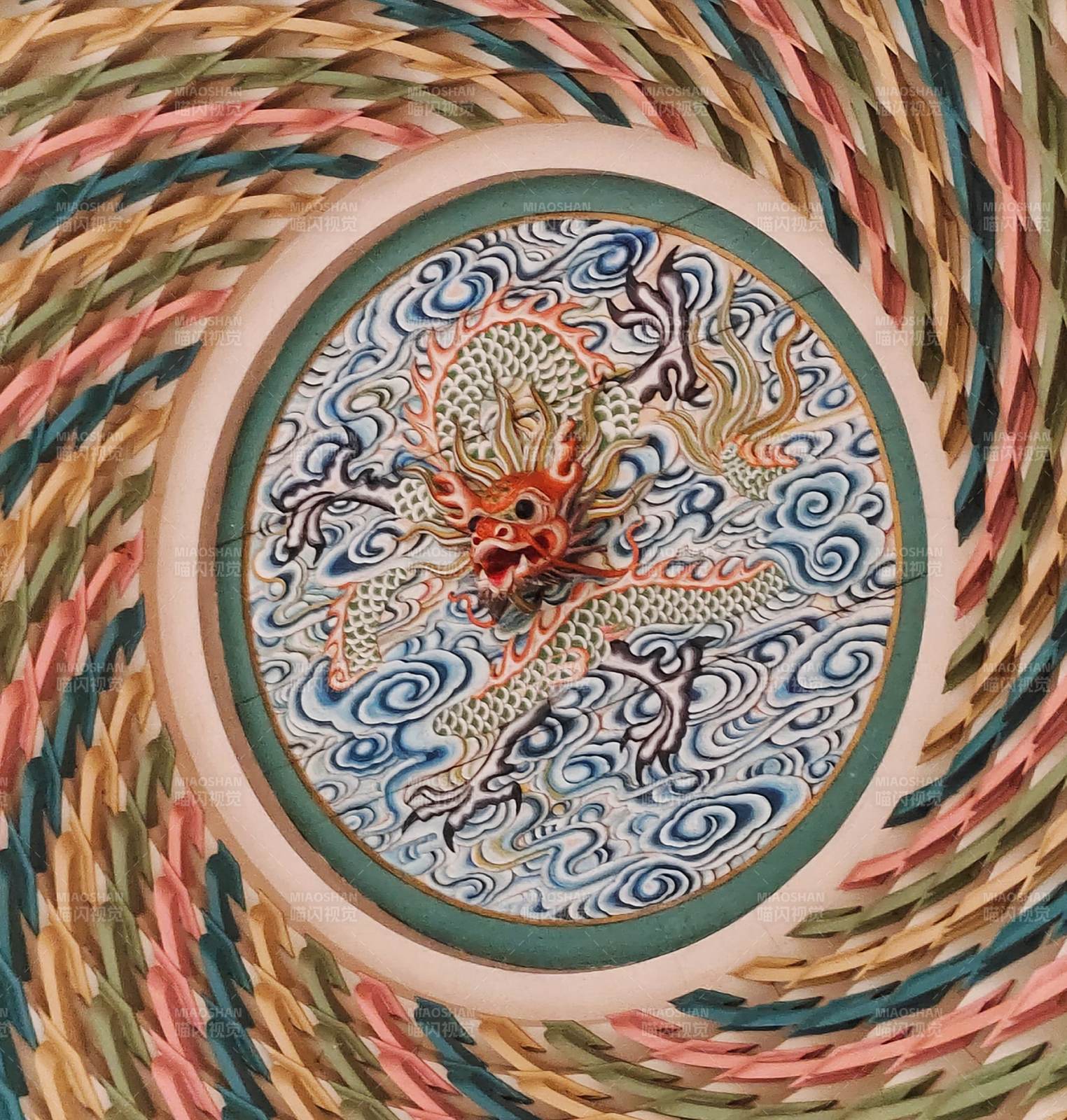 龙纹彩绘编织篮底特写图片