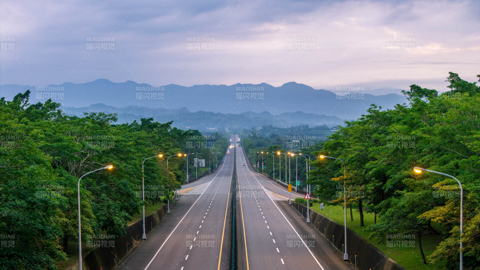 山间公路 绿树成荫图片