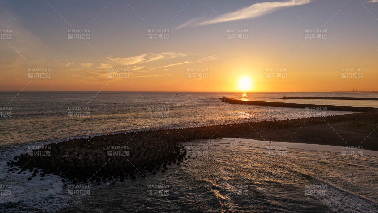 夕阳下的海堤风光图片