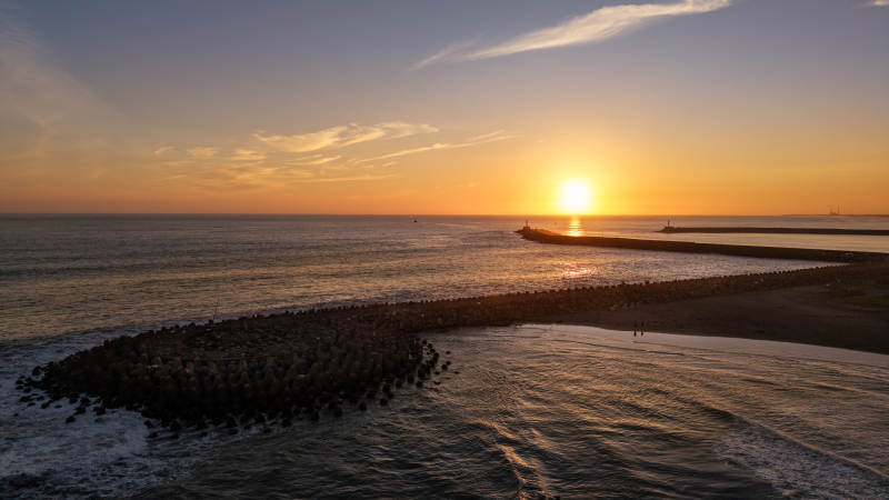 夕阳下的海堤风光图片